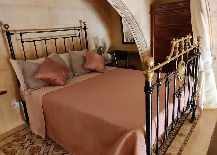 Cozy Corner House In Valletta - Authentic!